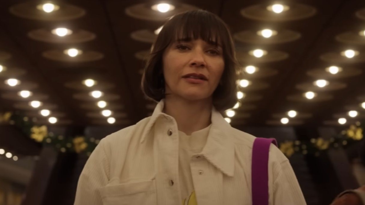 Read more about the article Trailer for the Sunny series: Rashida Jones goes in search of her lost family with the help of a robot played by Joanna Sotomura