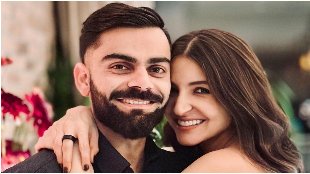 Virat Kohli holds Anushka Sharma close in viral UNSEEN PICS; do not miss bright smile on Akaay and Vamika's parents