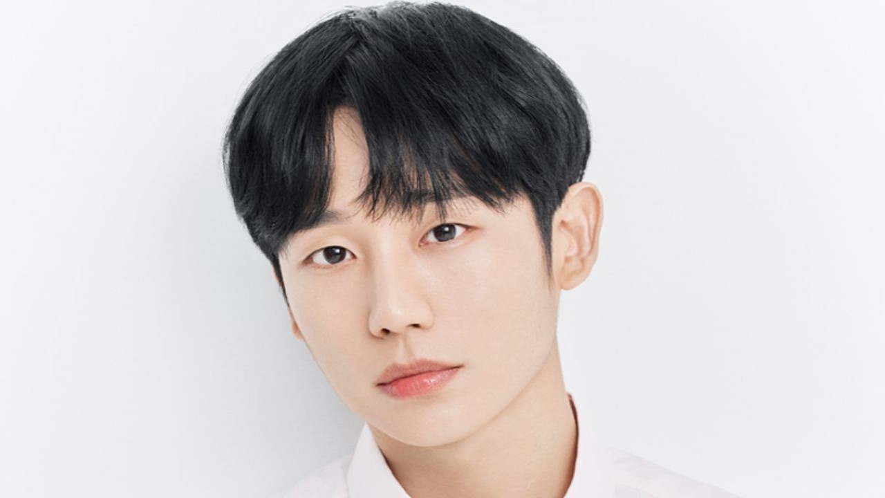 Love Next Door's Jung Hae In announces official light stick to mark 11th debut anniversary; Scheduled for winter 2024 release 