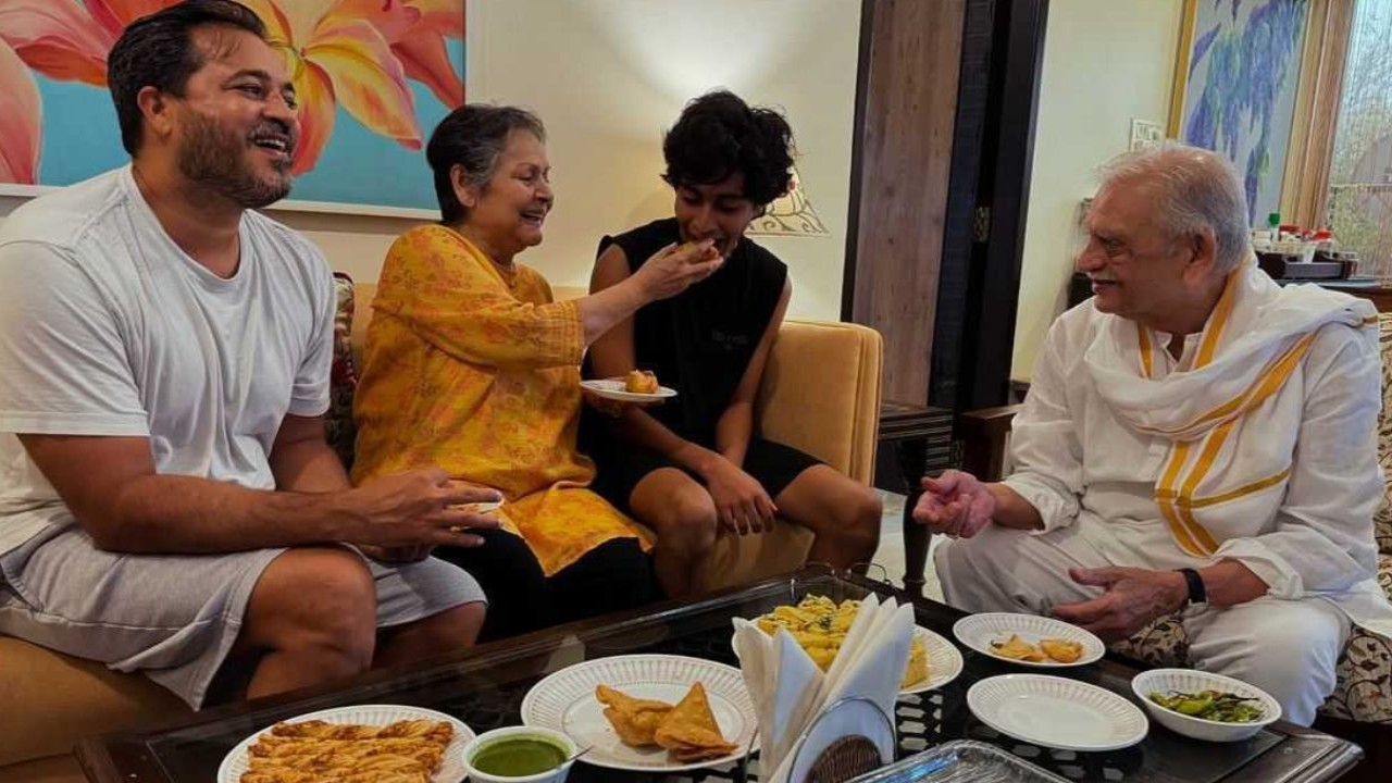Rakhee and Gulzar relish 'samose aur chai' while enjoying rains in wholesome PIC shared by Meghna Gulzar; fans are in awe