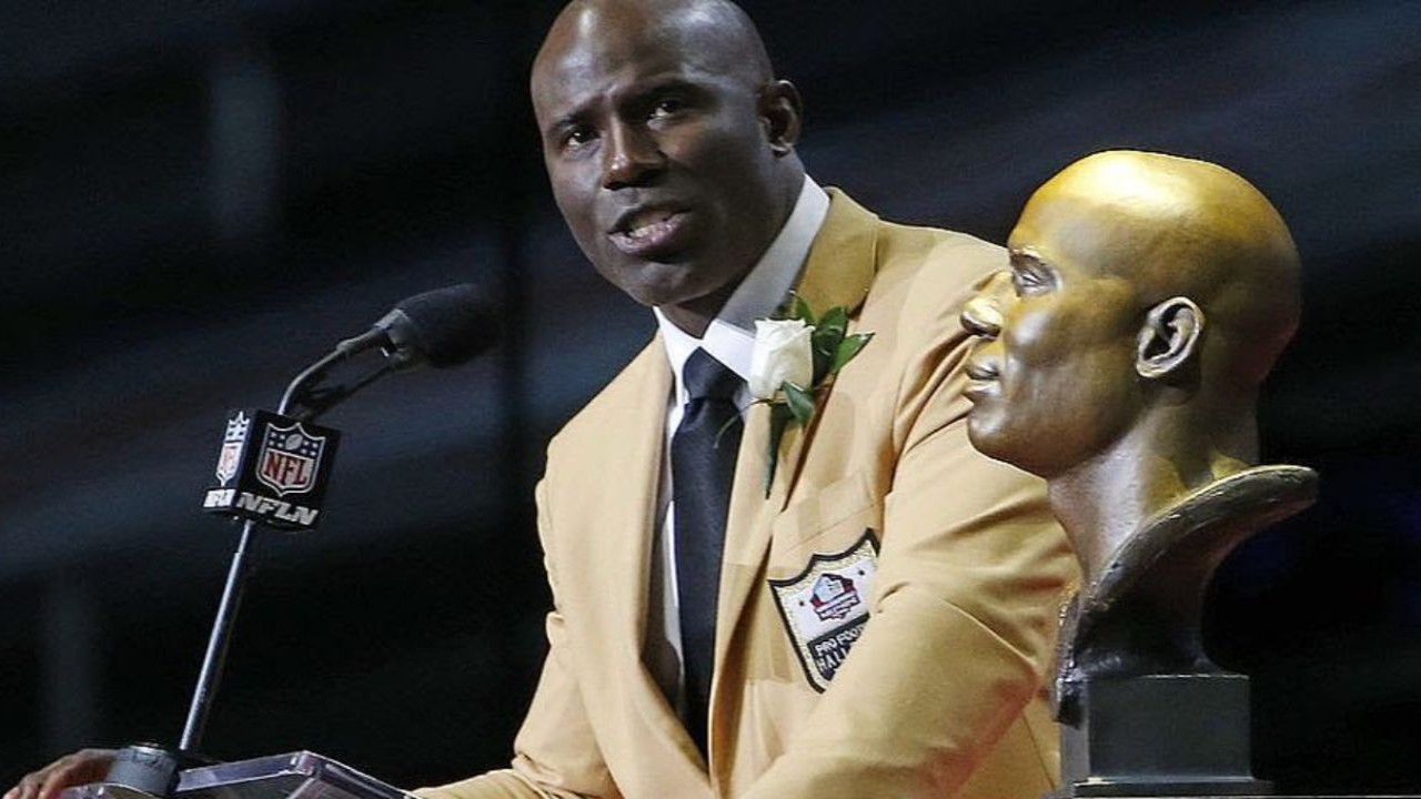 ‘Still in Shock’: NFL Legend Terrell Davis Gets Off Flight in Handcuffs After ‘Traumatizing’ Incident With Airline Attendant