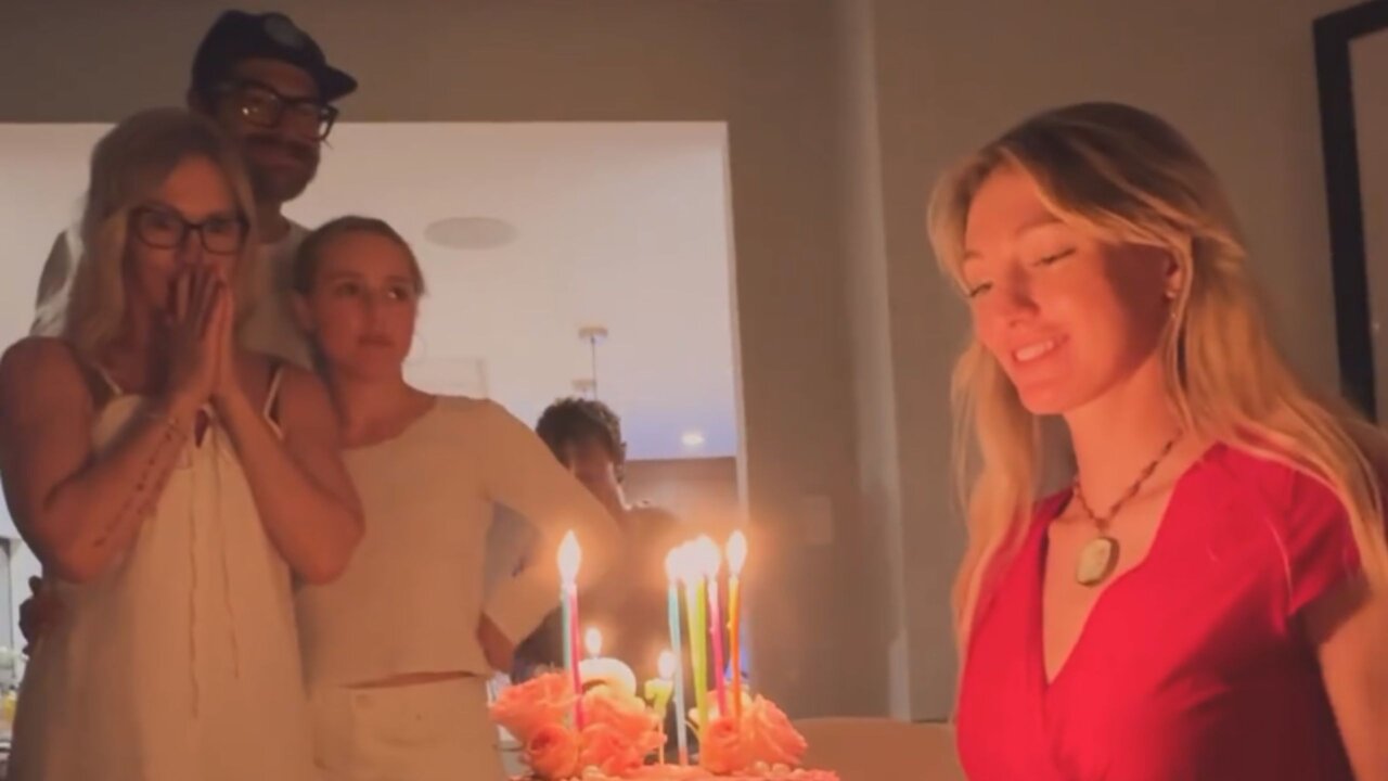 Jennie Garth brings a birthday cake to her daughter Luca (PC: Instagram/jenniegarth)