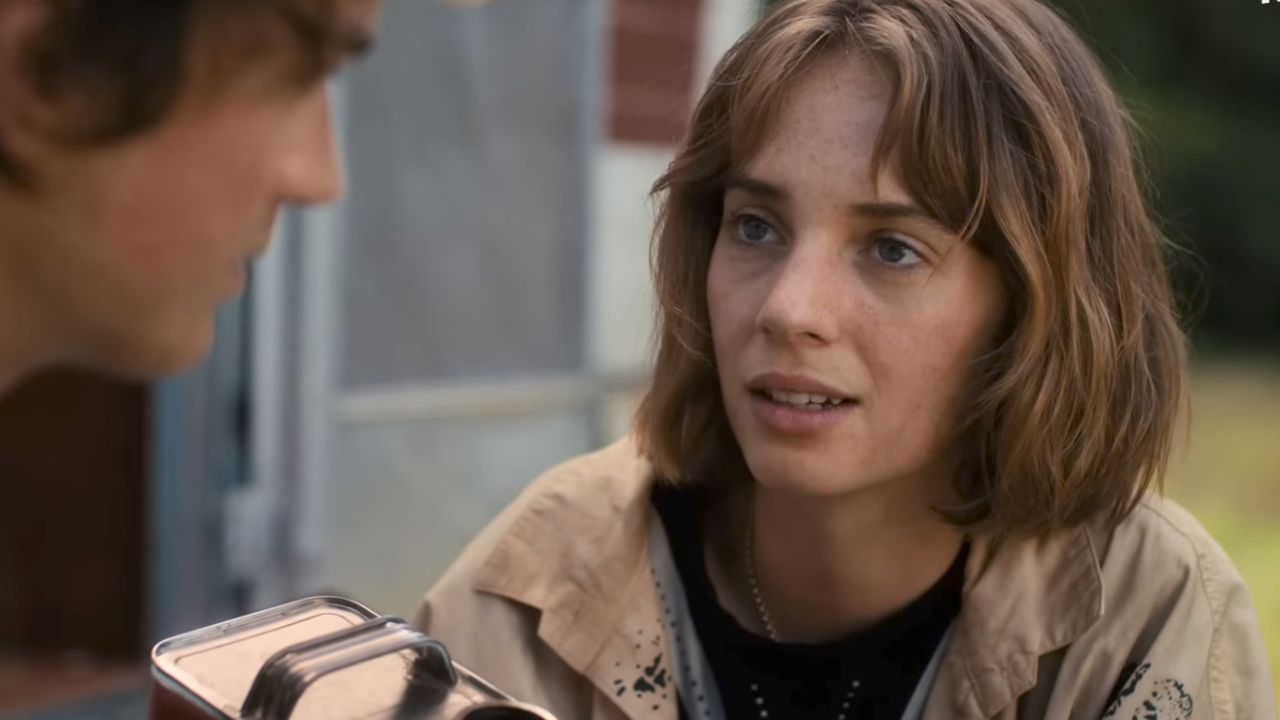 Maya Hawke in Stranger Things (PC: YouTube, Stranger Things 4/Netflix)