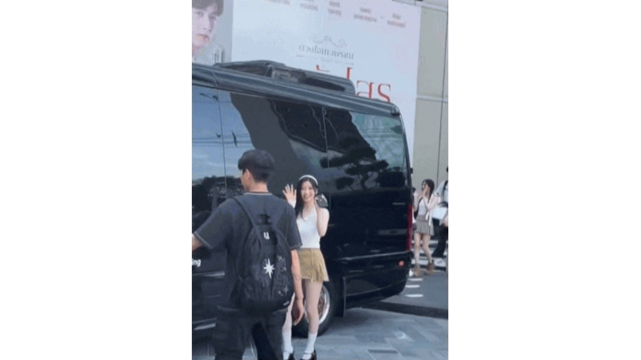 Asa waved and bid goodbye to fans with a big smile at Thailand fan meeting 