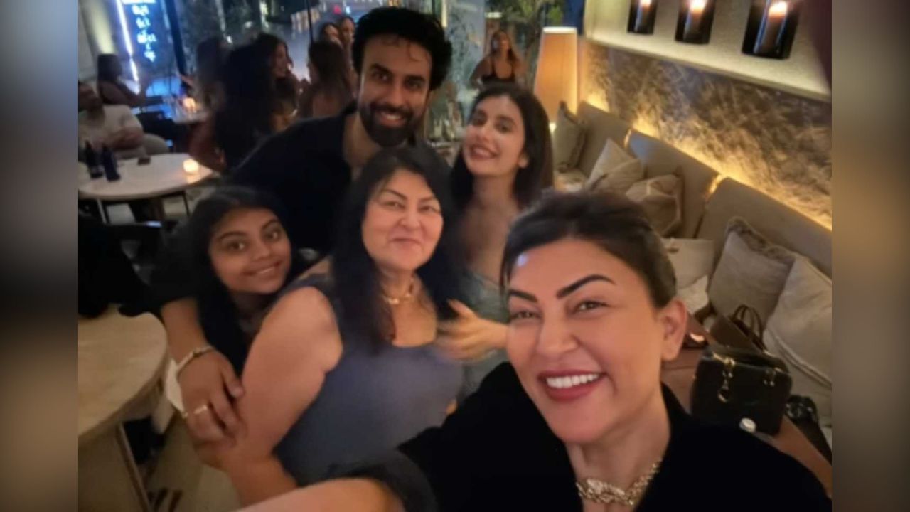 Charu Asopa parties with family