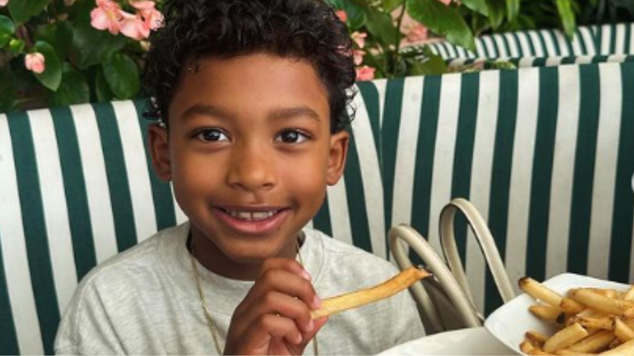 Prince Oliver enjoying his luch with dad (PC: Instagram)