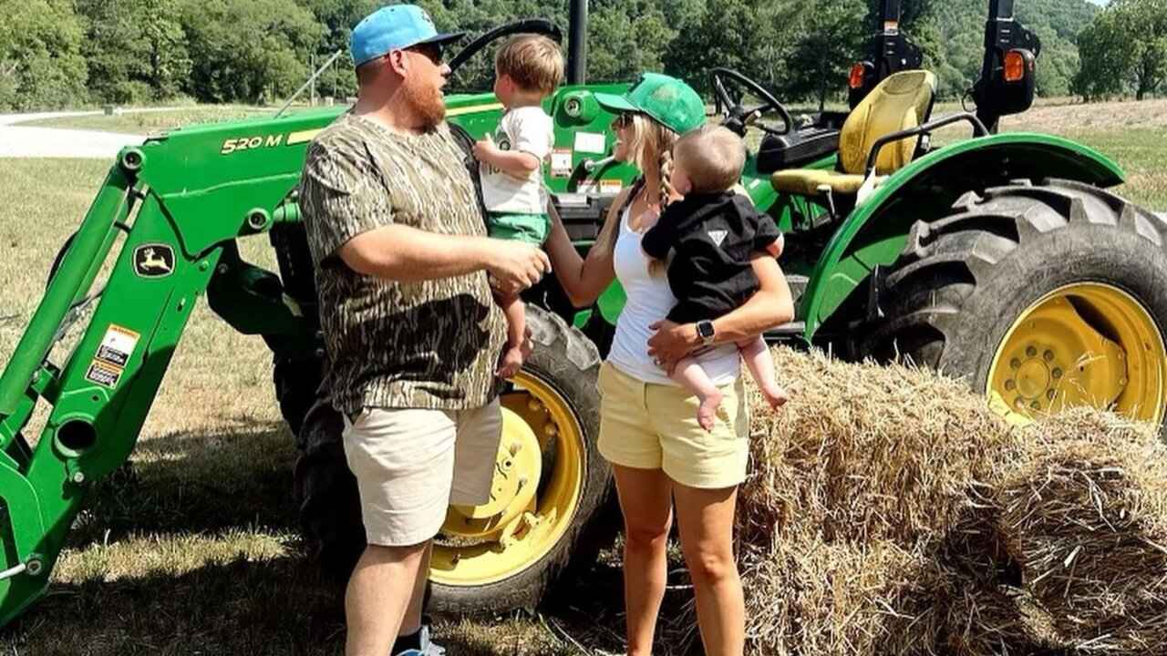 Luke Combs with his family (PC: Instagram/nicolejcombs)