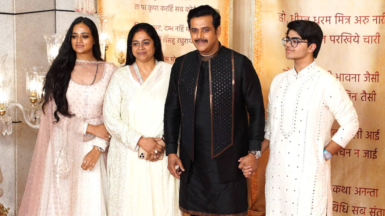 Ravi Kishan's PIC with his family