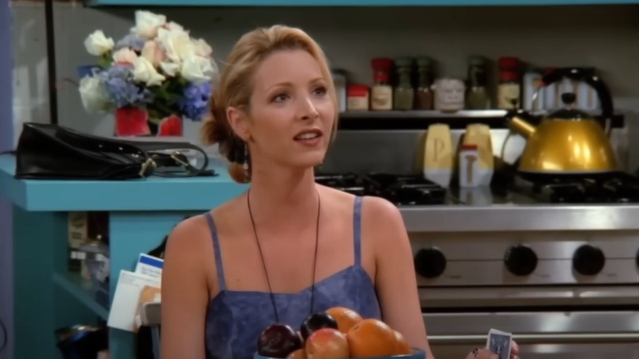 Lisa Kudrow Admits Getting Annoyed With Friends Audience For 'Laughing ...