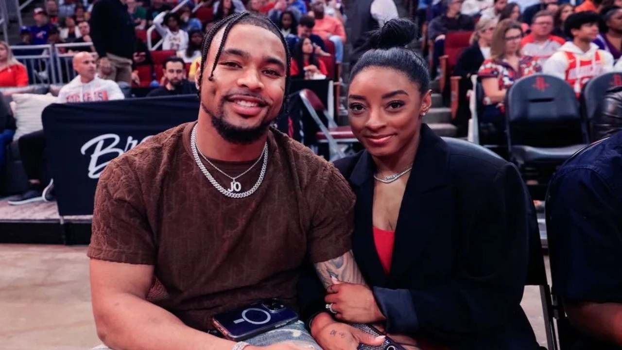 Jonathan Owens shows support for wife Simone Biles at Paris Olympics, donning custom t-shirt and tracking scores.