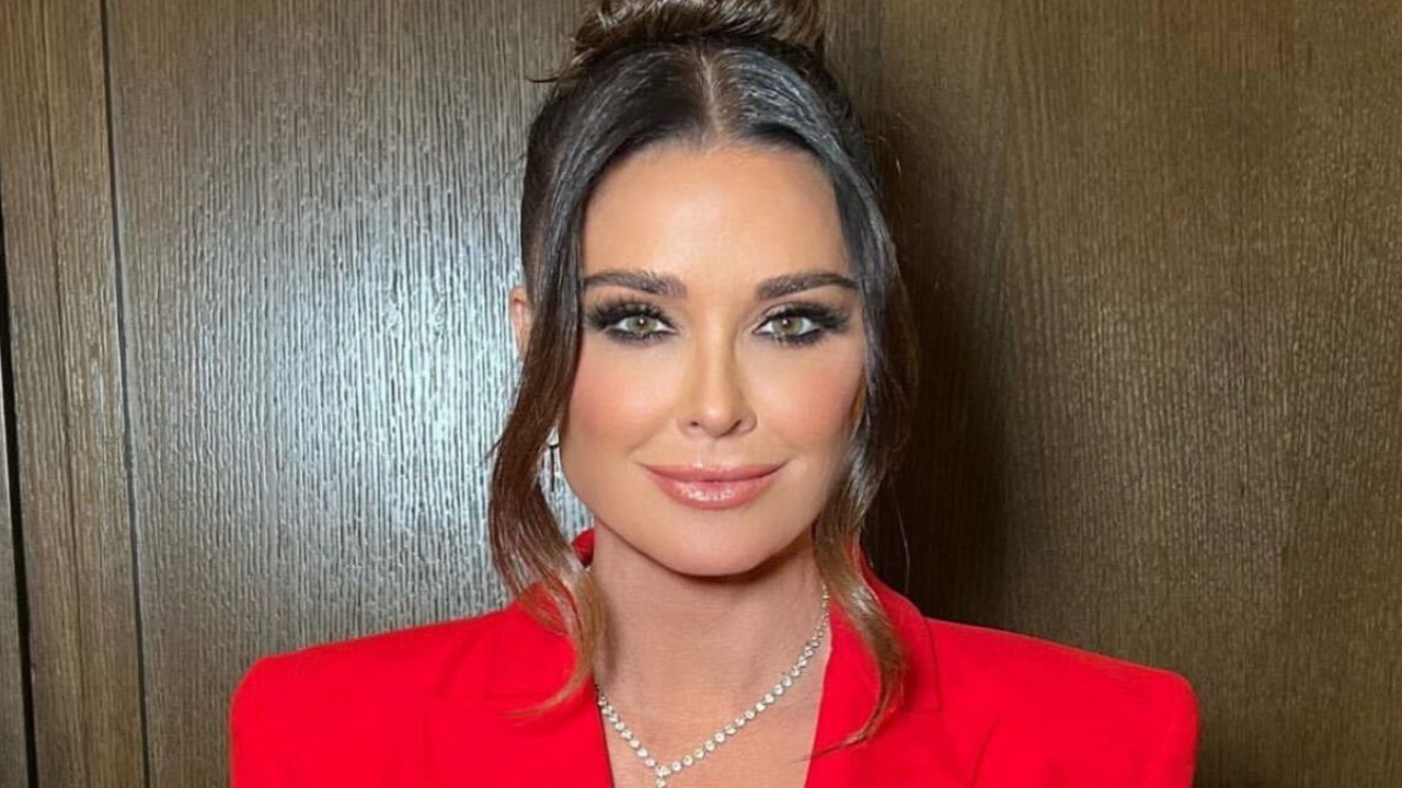 Kyle Richards Drops 'Wife' From Her Instagram Bio After Mauricio Umansky Is Spotted Getting Cozy With Mystery Woman