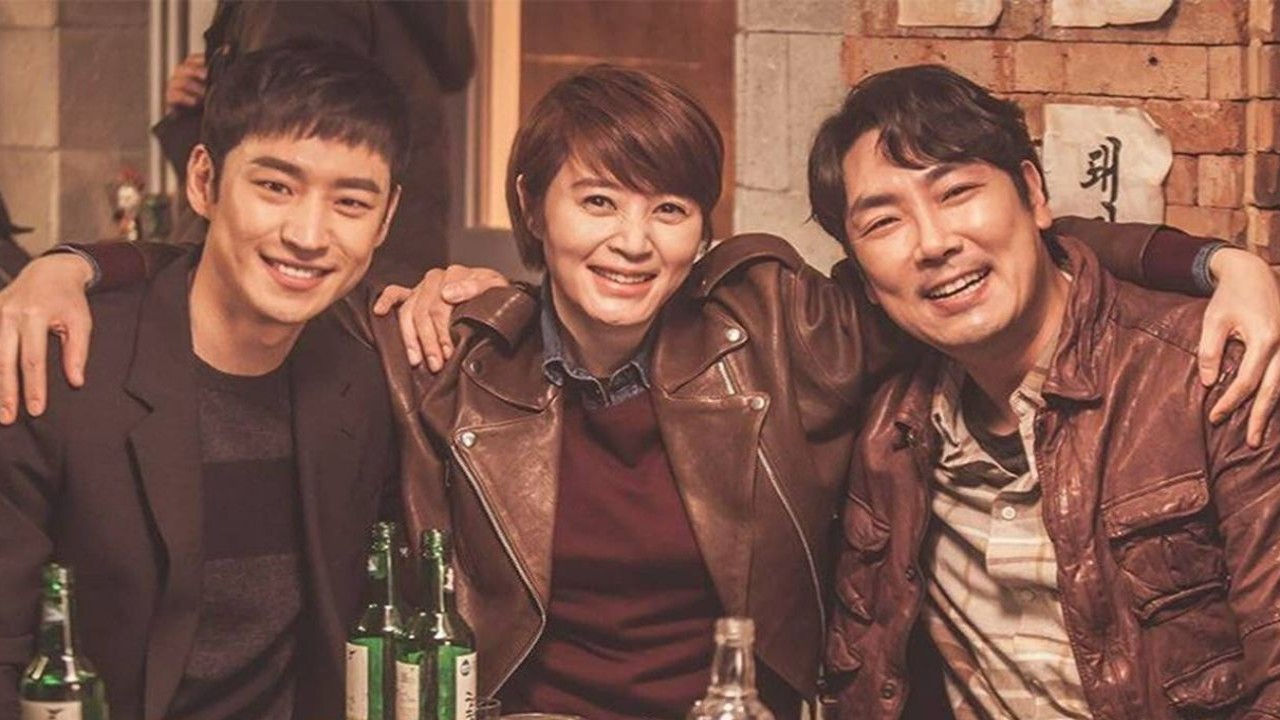Lee Je Hoon, Kim Hye Soo, and all season 1 cast confirmed to appear in Signal 2; writer Kim Eun Hee’s husband reveals