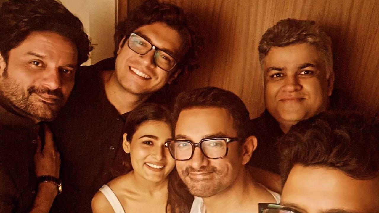 Aamir Khan poses with son Junaid Khan, Jaideep Ahlawat, Shalini Pandey and others in UNSEEN PIC from Maharaj success bash