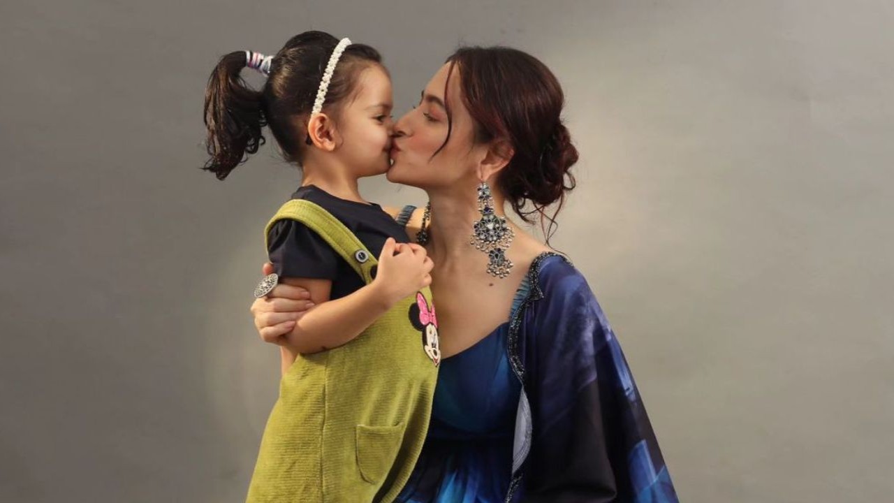 Heeramandi fame Sanjeeda Shaikh's daughter Ayra is a spitting copy of her mama and this PIC is proof