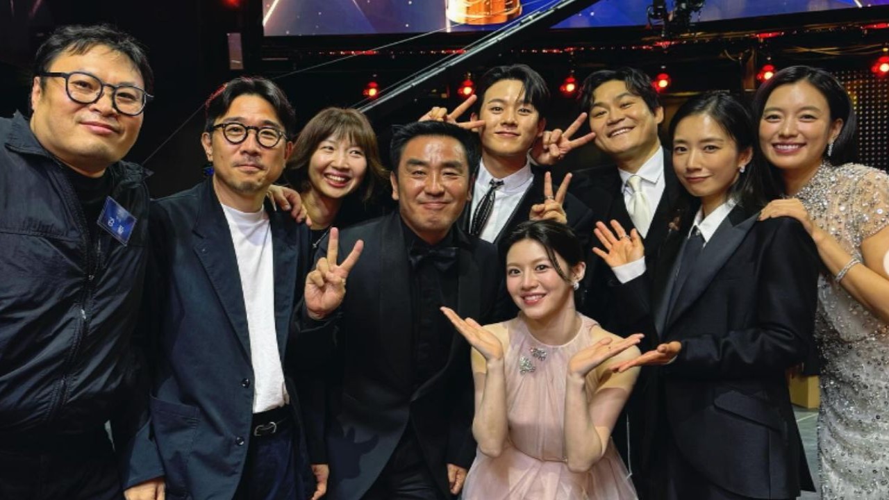 'Congrats to our Bong Seok and Hee Su': Han Hyo Joo poses with Moving family after 3rd Blue Dragon Series Awards Daesang win