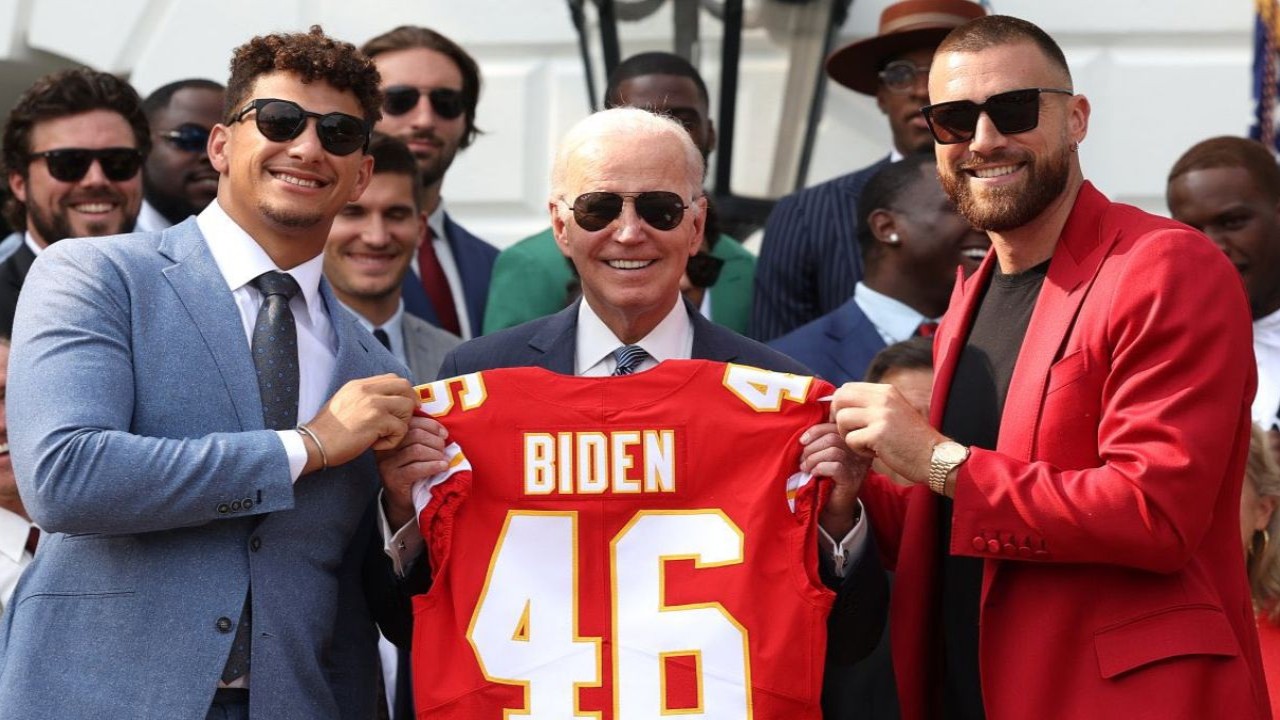 Patrick Mahomes ( L), Joe Biden (C) and Travis Kelce (R)[ Credit-X@@lukepbeasley] 