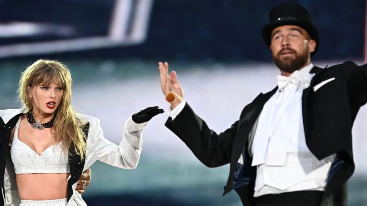  Taylor Swift's fans interpret her concert attire as a clever comeback to Kanye West's recent name-drop of her and Travis Kelce.