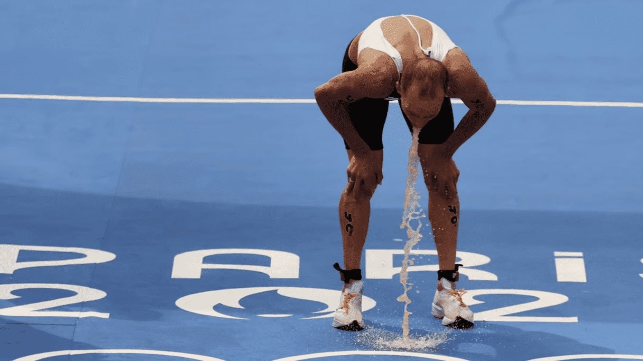  Canadian Triathlete Tyler Mislawchuk throws up (PC:Twitter)