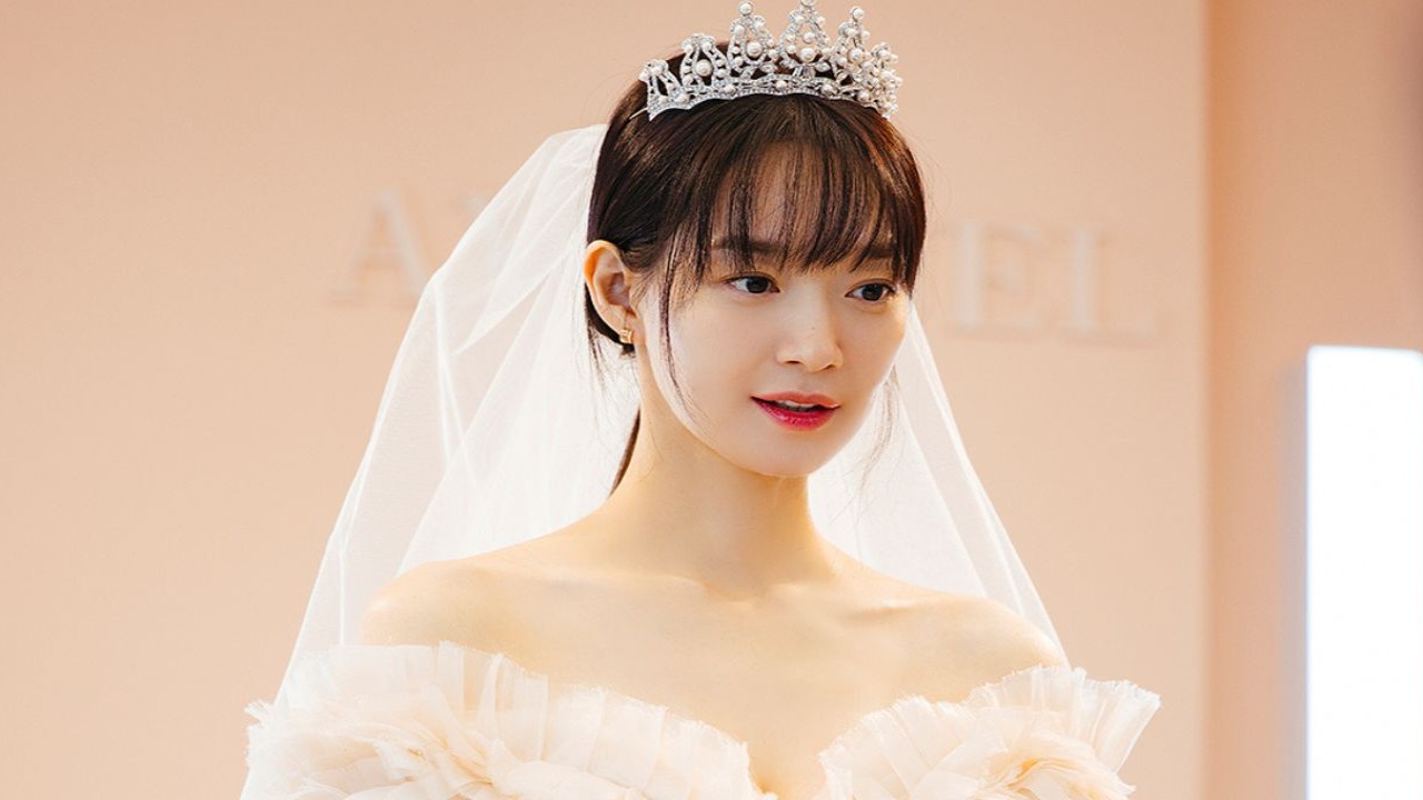 Shin Min Ah goes shopping for a wedding dress for a fake marriage with Kim Young Dae in “No Gain No Love”, episode 2; PICTURES