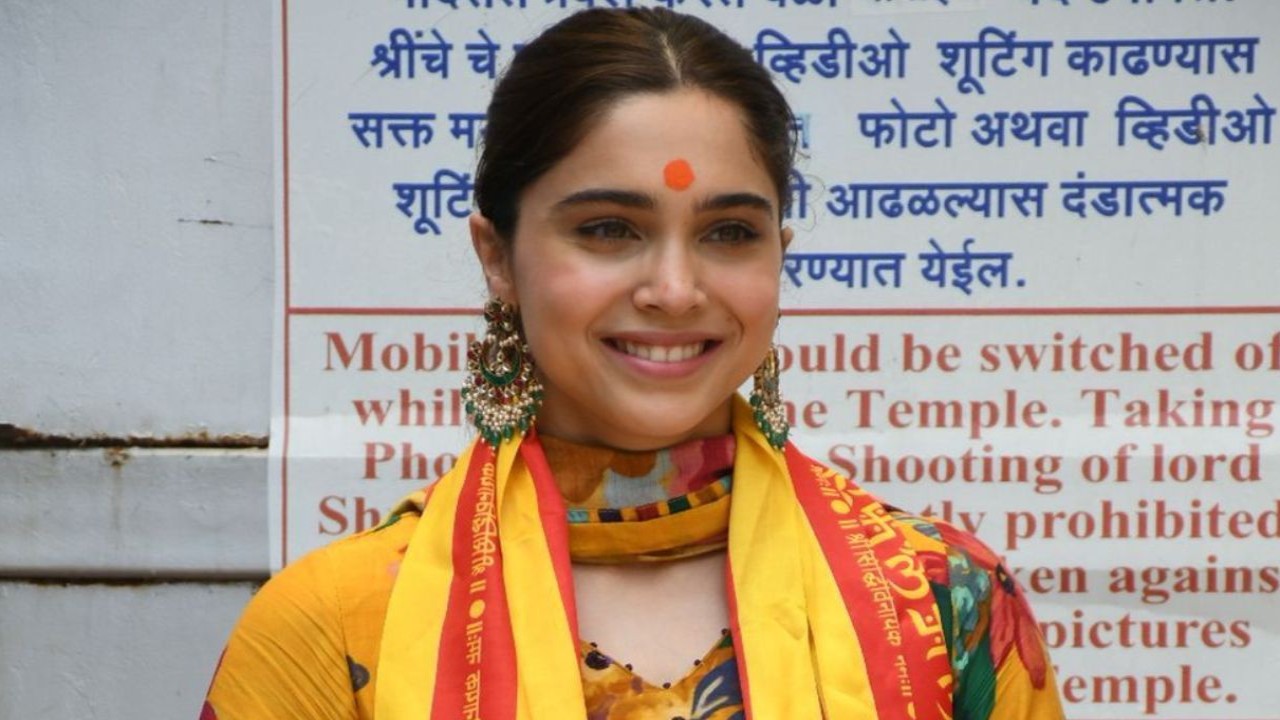 Sharvari Wagh seeks blessings at Siddhivinayak temple as her film Vedaa ...