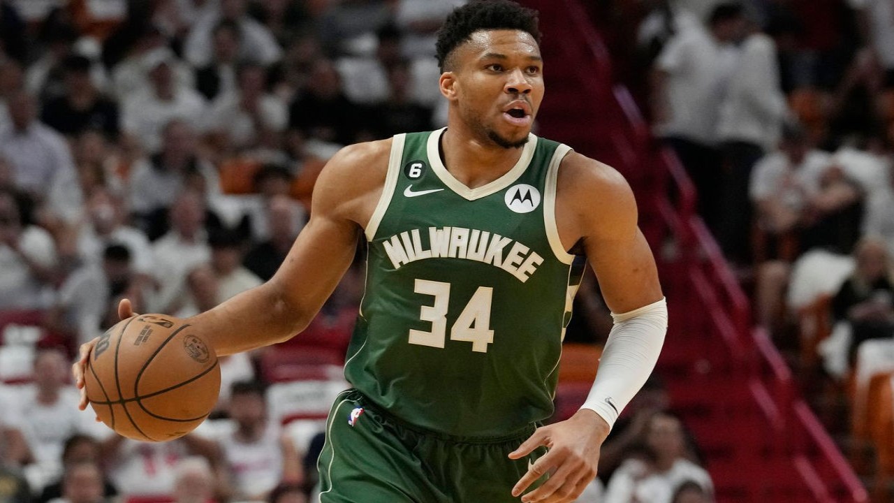 Did Giannis Antetokounmpo Make an Outrageously High Offer for Extremely Rare Team USA Card?