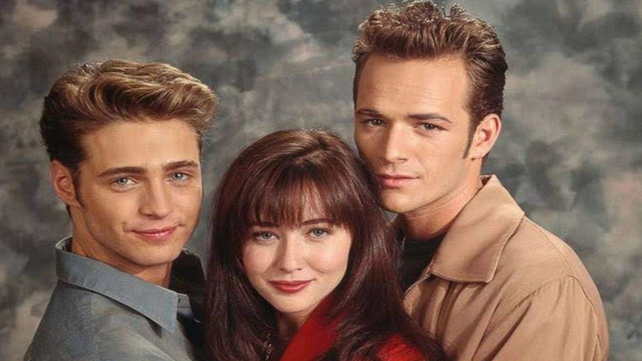 Jason Preistley, Shannen Doherty and Luke Perry (CC: Getty Images)