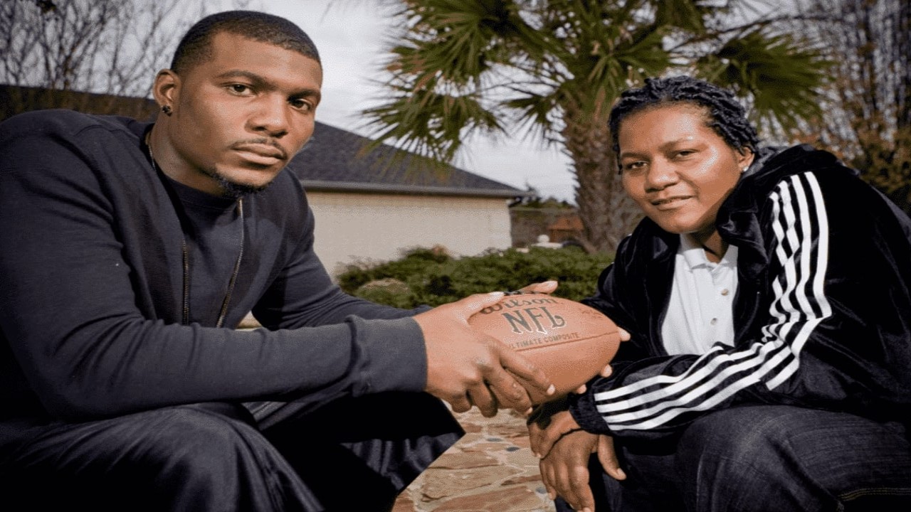 Dez Bryant, NFL star with his gay Mom(PC:Twitter)