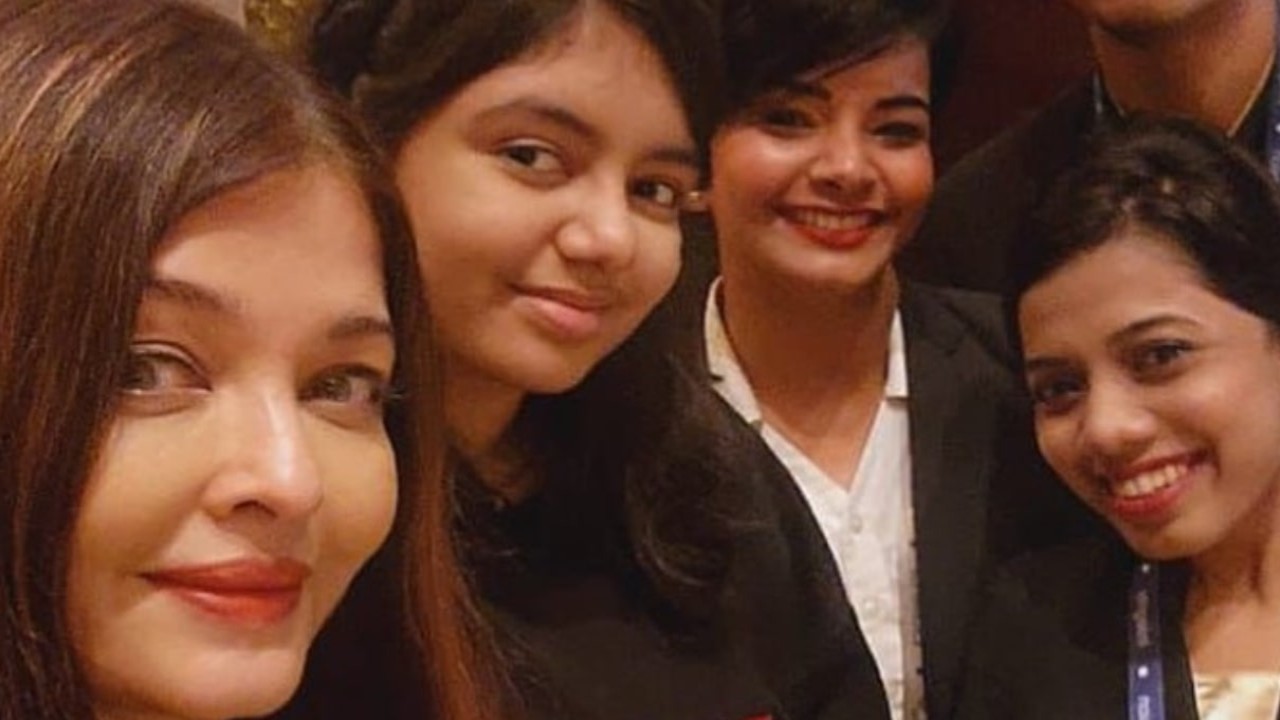 Aishwarya Rai Bachchan and daughter Aaradhya pose with fans at airport lounge; pic goes VIRAL