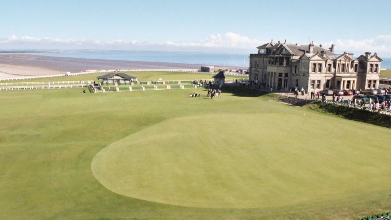 St. Andrews Golf Club Balcony 18th Green RAGC (Image via Flickr)