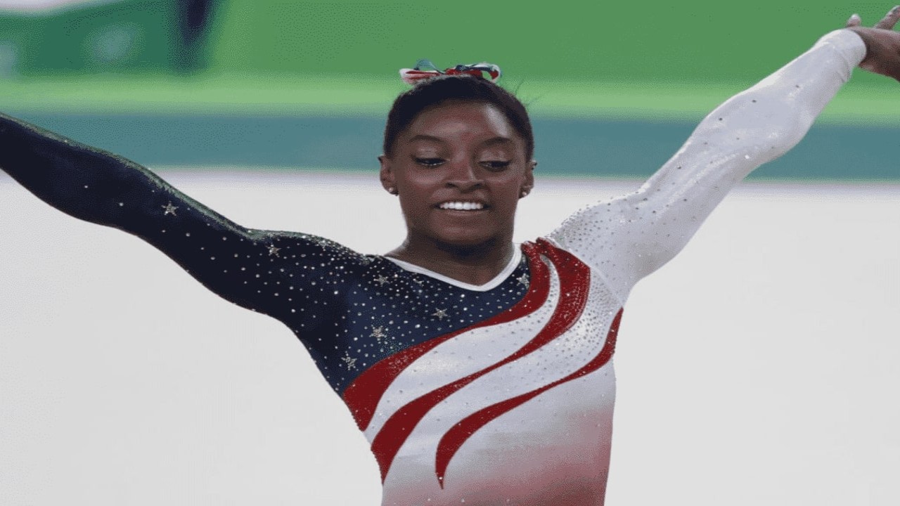 Does the viral video really show little Simone Biles falling during a competition and being comforted afterwards?