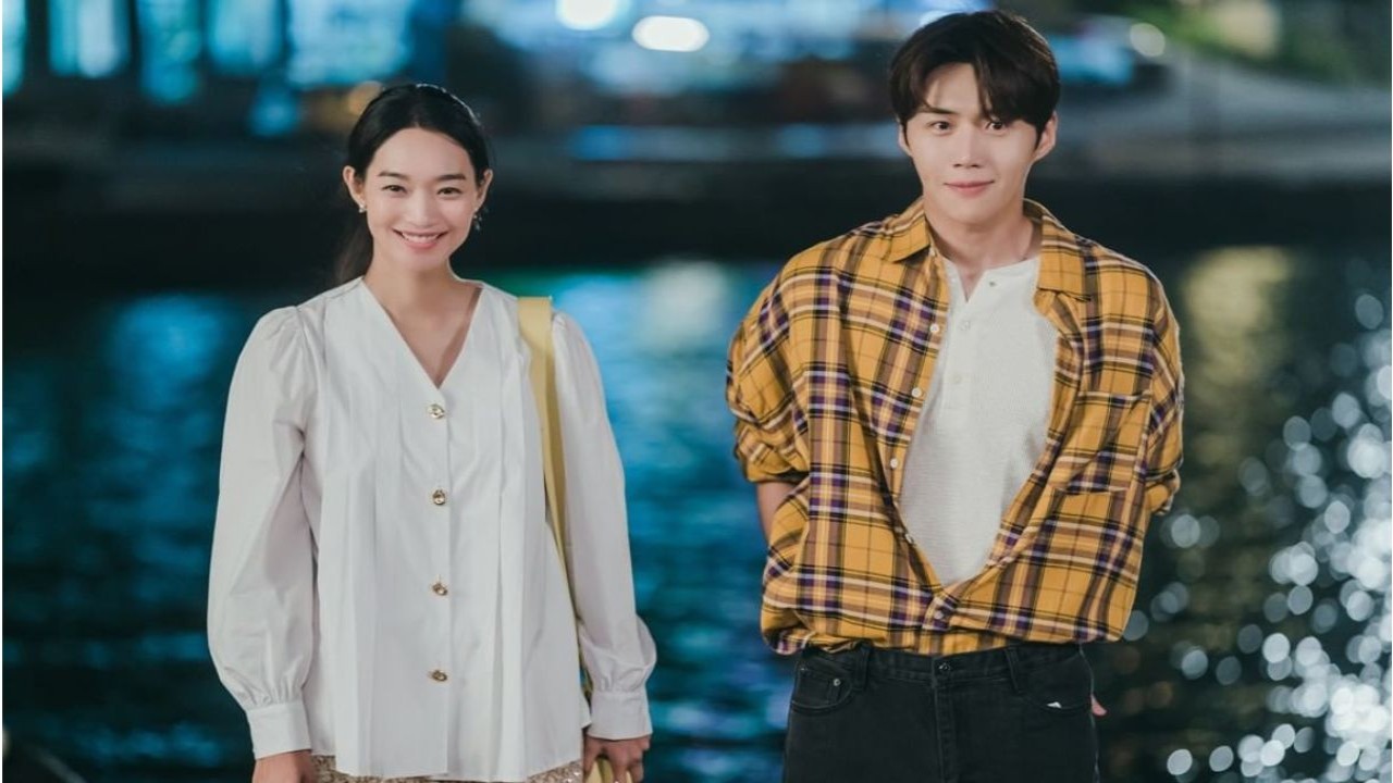 Shin Min Ah and Kim Seon Ho in Hometown Cha Cha Cha; Image Courtesy: tvN