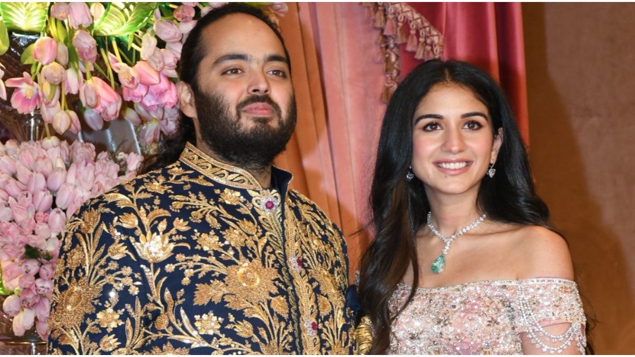 Newlyweds Anant Ambani and Radhika Merchant perform aarti in a Panama temple; WATCH