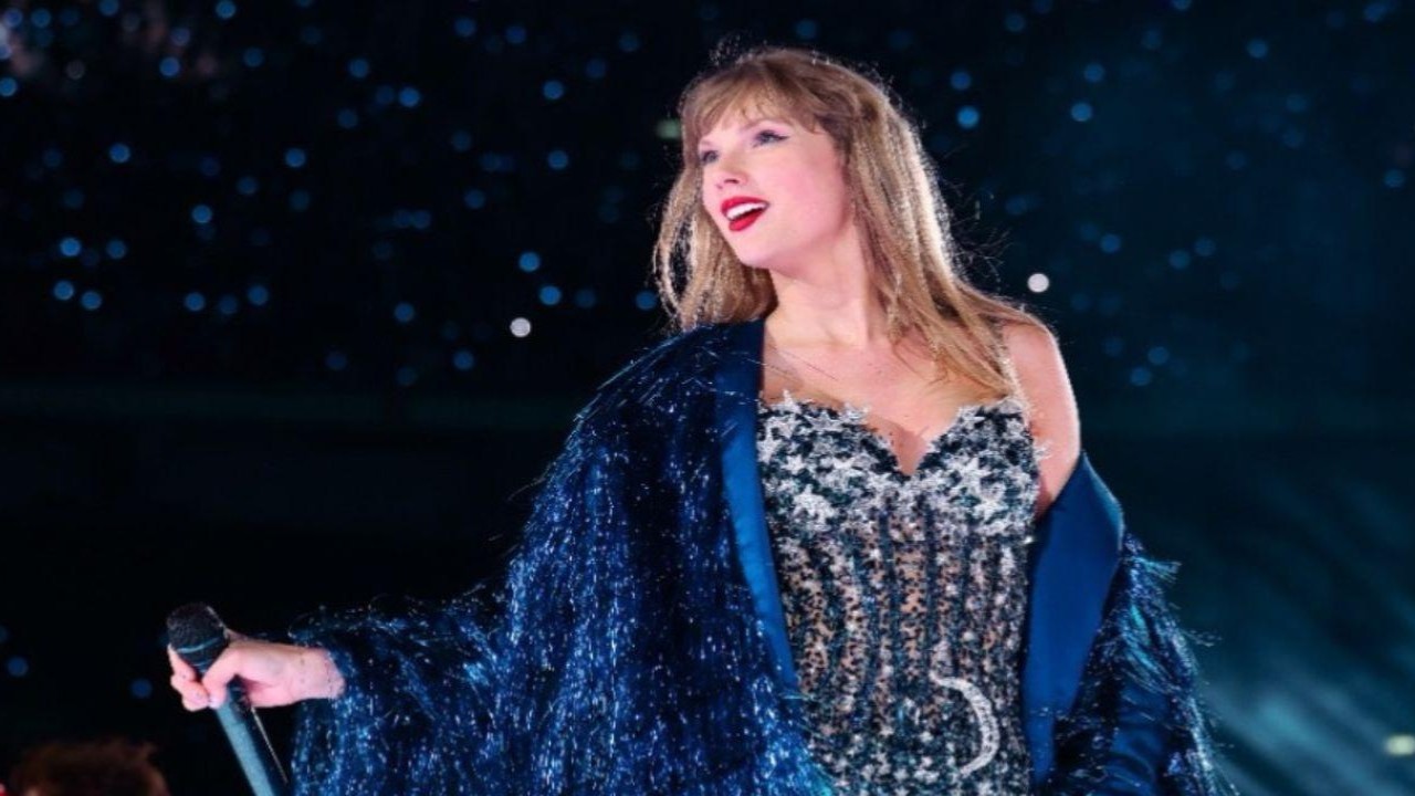 Adorable Clip Shows Taylor Swift Stopping London Eras Tour Show To Fix Her Piano