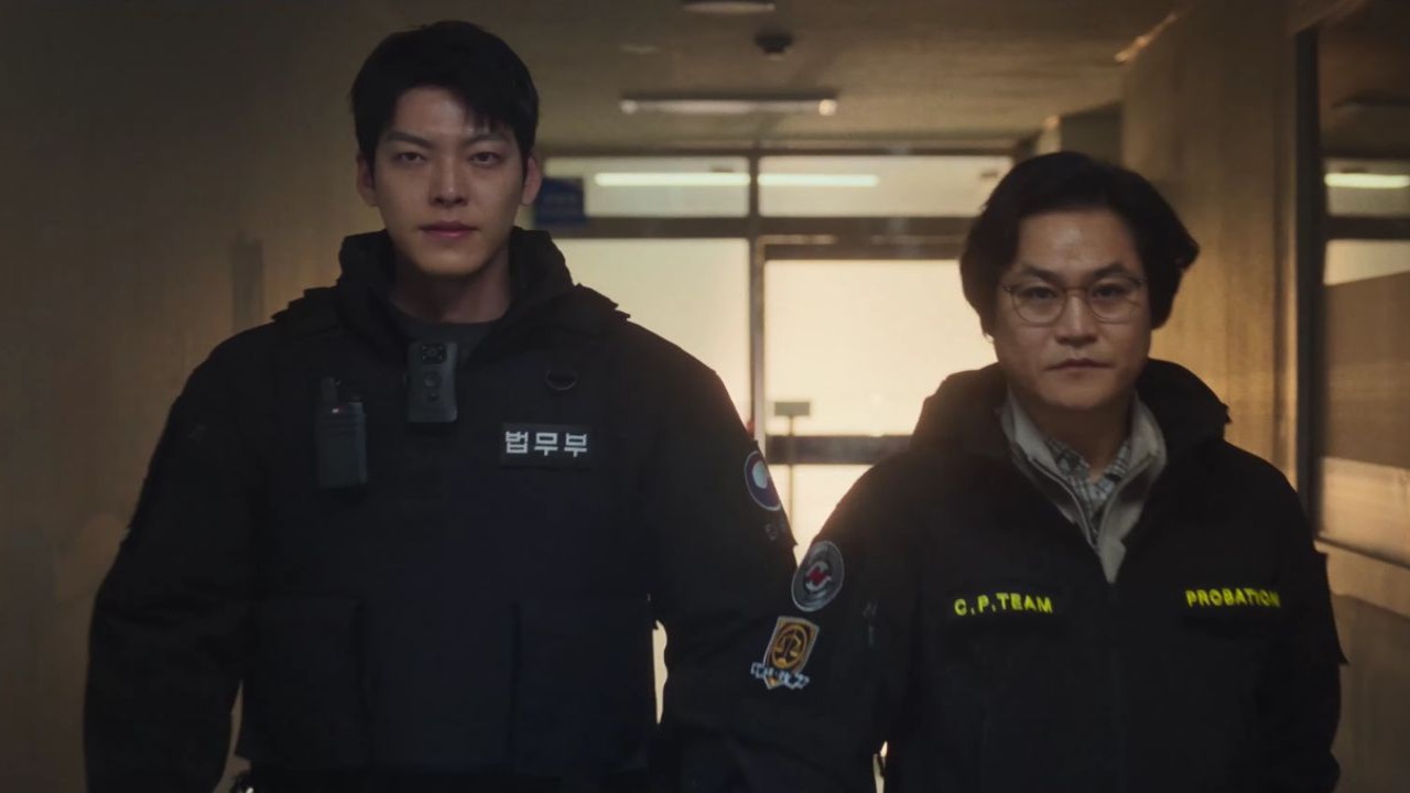 Kim Woo Bin and Kim Sung Kyun in Officer Black Belt; Image: Netflix