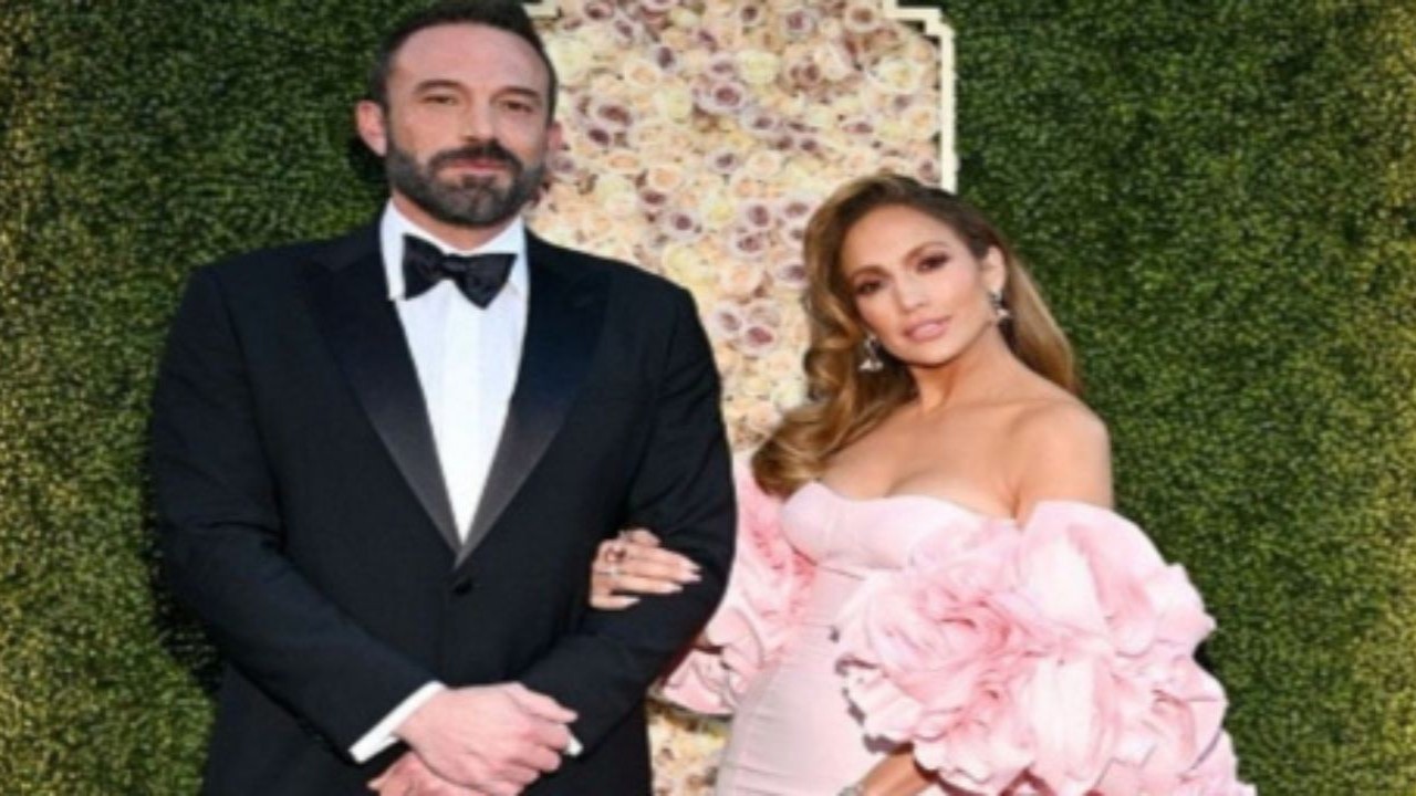 Jennifer Lopez and Ben Affleck via Getty Images 