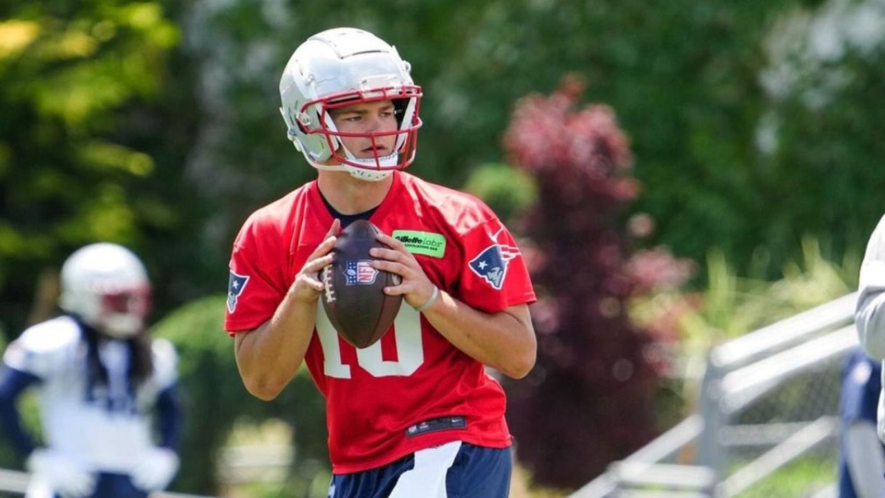 Drake Maye Completes Pass for First Down Despite Losing Shoe in the Patriots' Preseason Finale