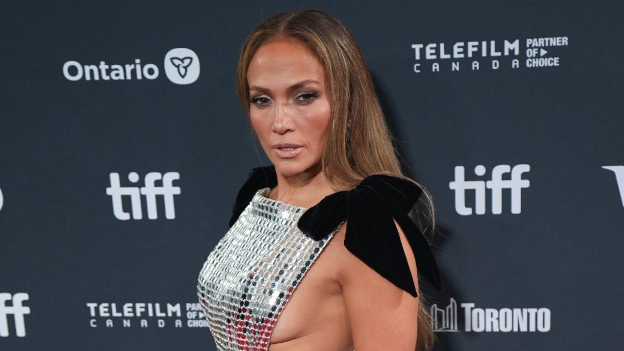 Jennifer Lopez Attends Unstoppable Premiere At TIFF; Poses With Matt Damon And Other Ca...