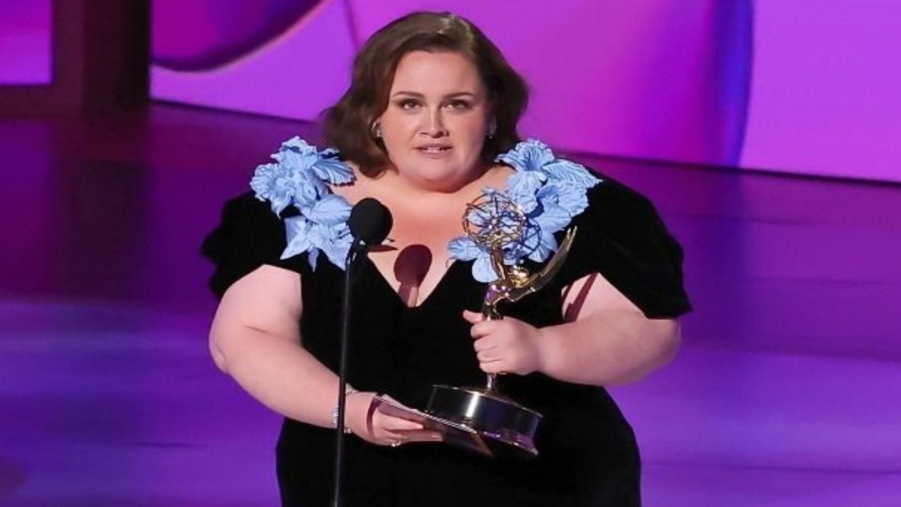 Jessica Gunning at the 76th Emmy Awards (Image via Getty Images)