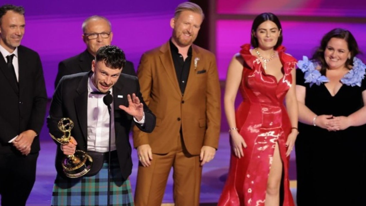 Richard Gadd accepts the Emmy for Outstanding Limited Series(CC: Getty Images)