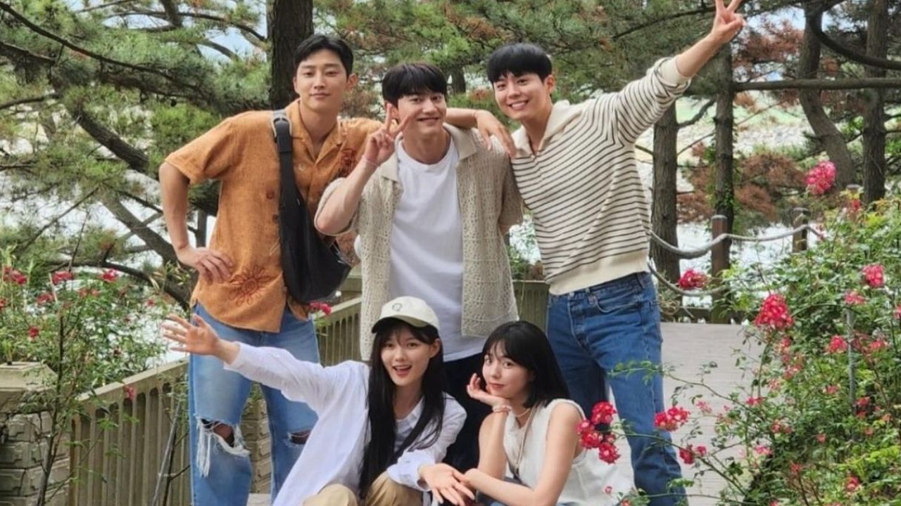 (From bottom left) Kim Yoo Jung, Chae Soo Bin, Park Bo Gum, Kwak Dong Yeon, Jinyoung: image from Park Bo Gum's Instagram