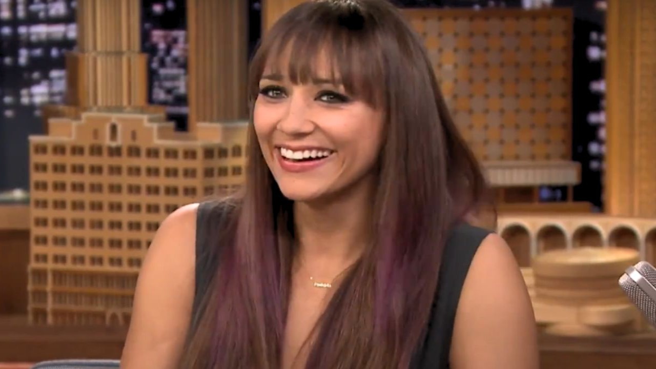 Rashida Jones (Image via YouTube/The Tonight Show Starring Jimmy Fallon)