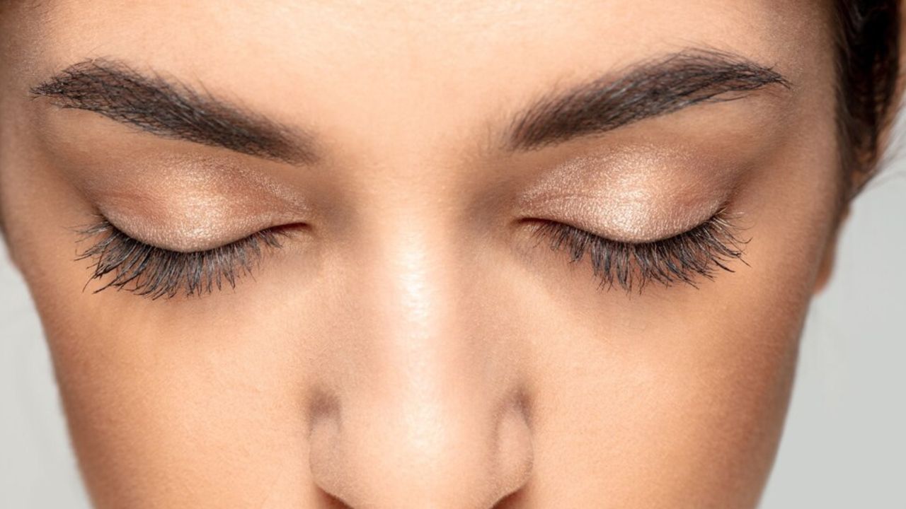 How to Remove Eyelash Extensions 