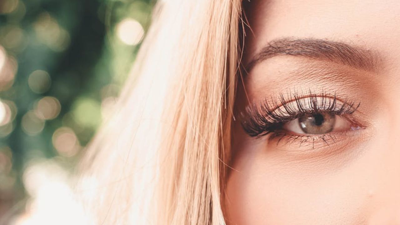 How to Remove Eyelash Extensions