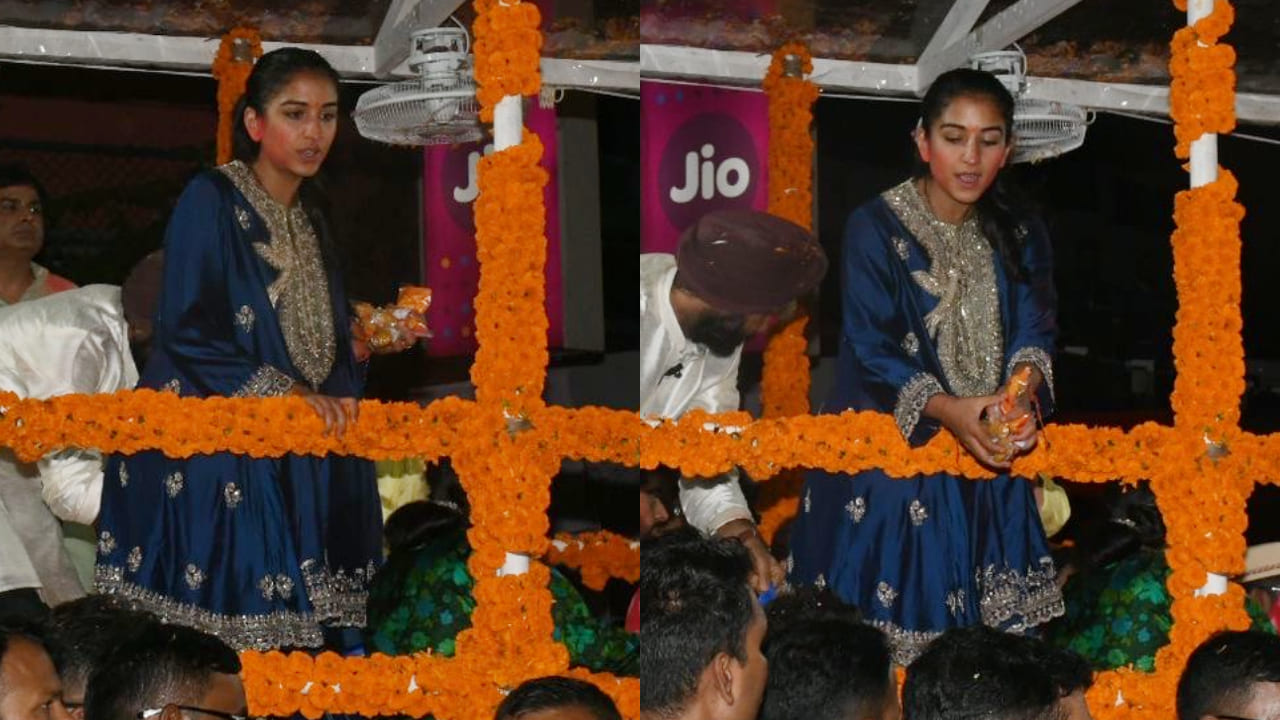 Radhika Merchant in blue silk kurta at Ganpati Visarjan 