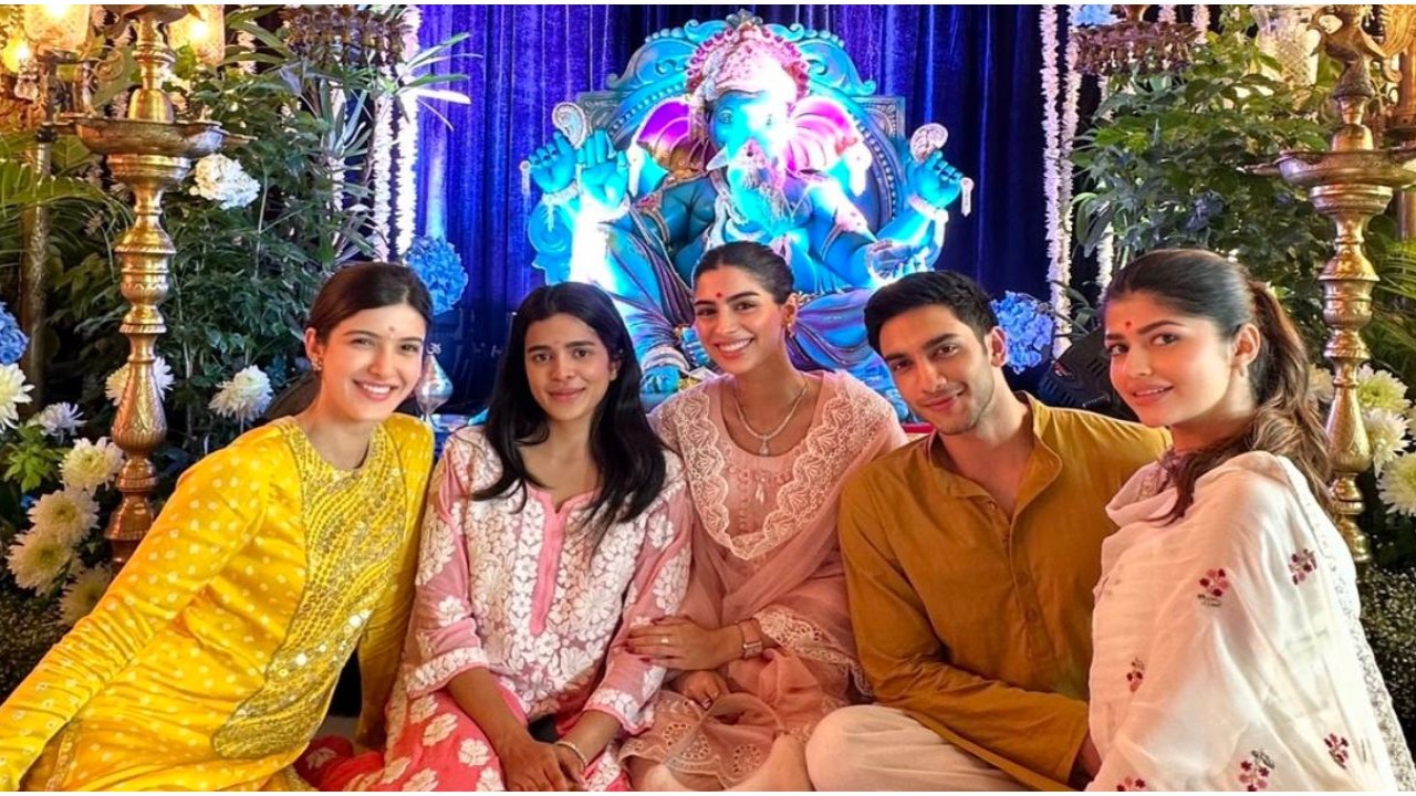 Khushi Kapoor’s Ganesh Chaturthi just turned special with rumored BF Vedang Raina by her side; BFFs Anjini Dhawan, Shanaya Kapoor pose with the lovebirds