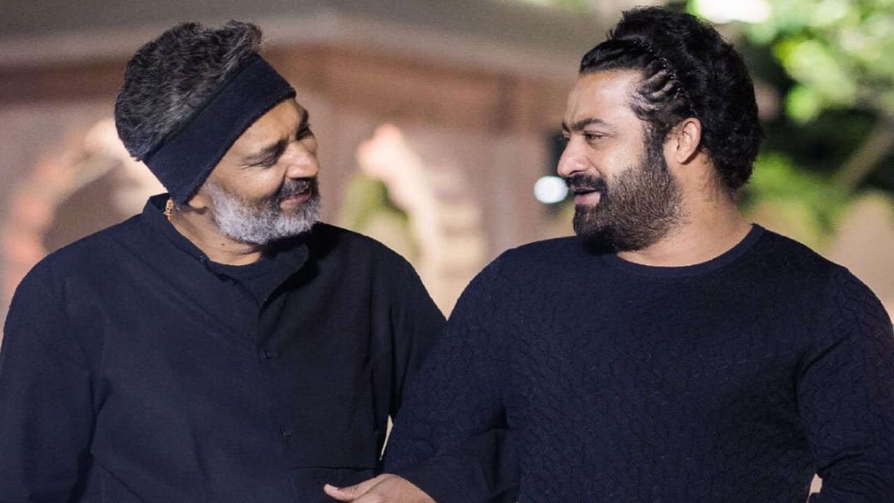 ВИДЕО: SS Rajamouli прибыл, чтобы посмотреть первый день первого шоу младшего NTR и Джанви Капур в главной роли Девара в Хайдарабаде