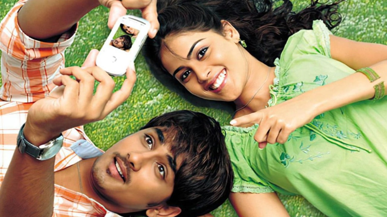 Bommarillu re-release: Fans are overjoyed as they celebrate Siddharth and Genelia Deshmukh starrer once again