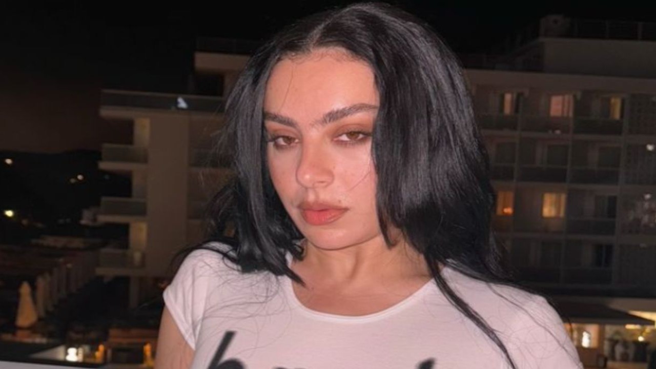 Charli XCX завершает летний тренд вирусного парня после бесчисленных мемов: «Прощай навсегда»