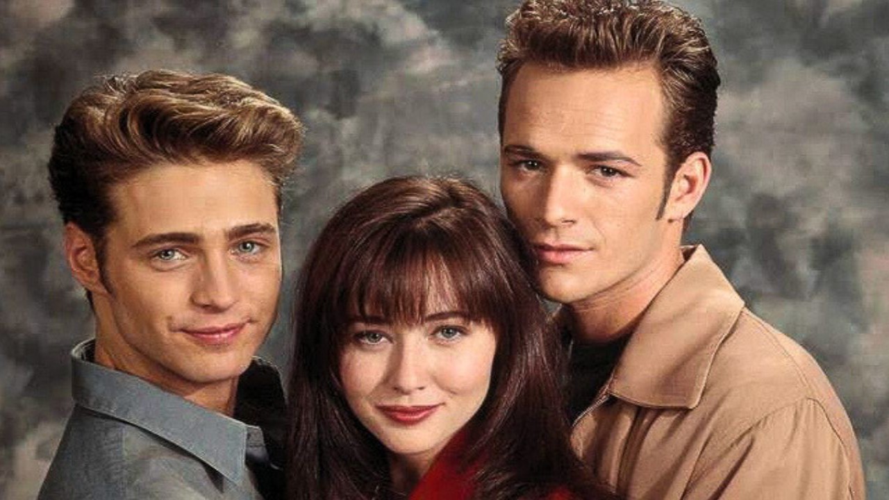 Luke Perry, Shannen Doherty, and Jason Priestley on set of Beverly Hills 90210 (Image via Getty Image)