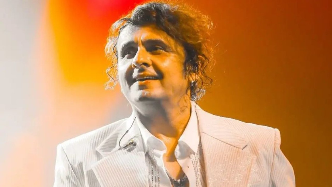 Sonu Nigam continues to sing in tune despite man charging at him during concert; Netizens react to viral video, ‘Arijit ne sahi kaha tha…’